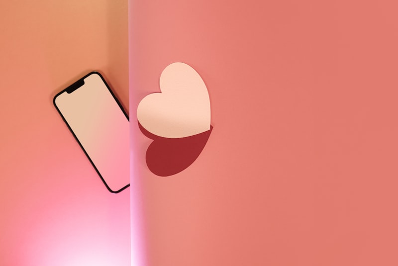 Téléphone portable avec un cœur découpé, symbole de rencontre en ligne