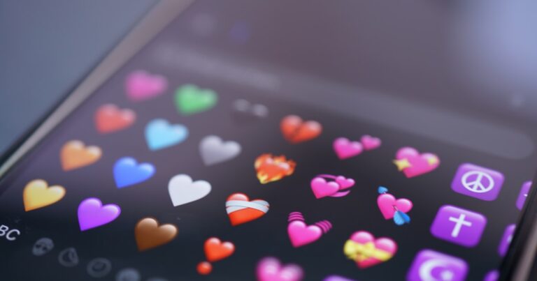 Écran de smartphone affichant des emojis en forme de cœur colorés