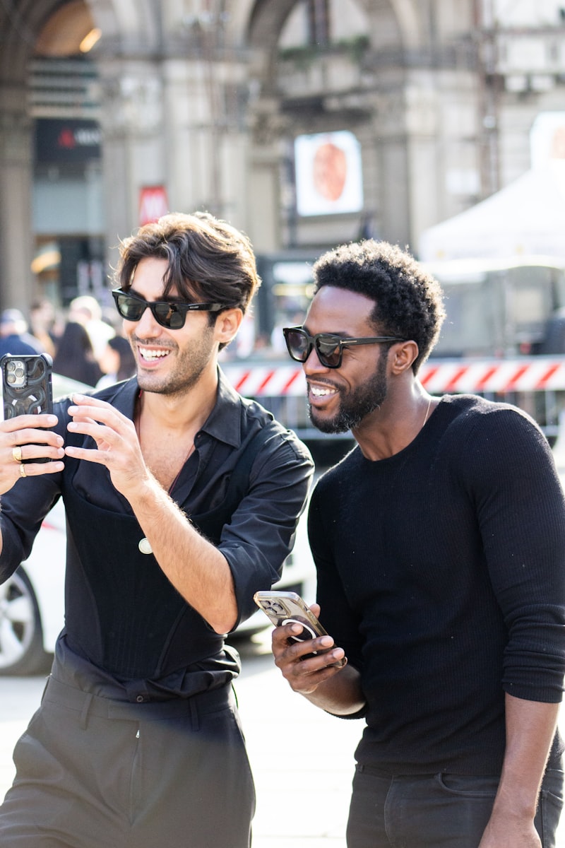 Deux hommes debout l’un à côté de l’autre, rencontre gay