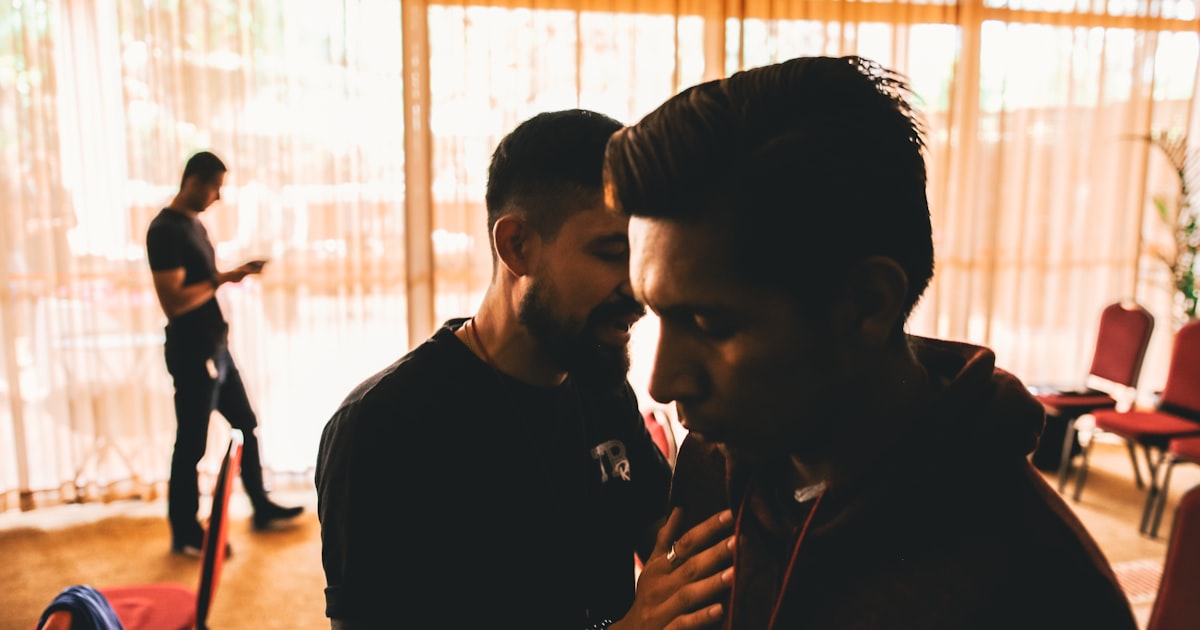 Deux hommes discutant, avis site de rencontre gay XFlirt
