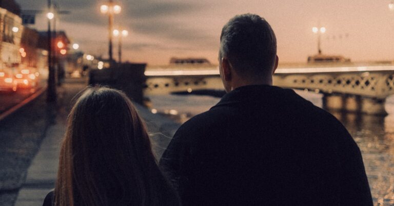 Couple mature se promenant au crépuscule, rencontre cougar