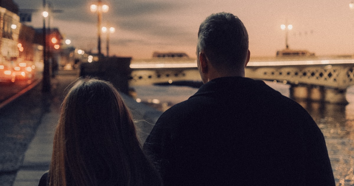 Couple mature se promenant au crépuscule, rencontre cougar