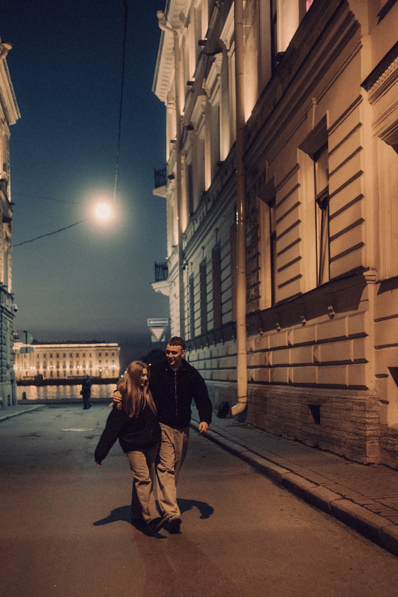Couple marchant en ville le soir, rencontre discrète