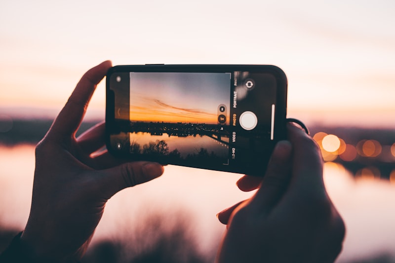 Personne tenant un smartphone pour créer son profil de rencontre