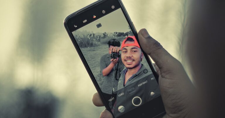 Personne prenant une photo d'elle-même avec son téléphone portable