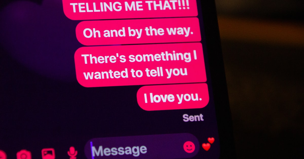 Conversation par SMS affichée sur l'écran d'un téléphone