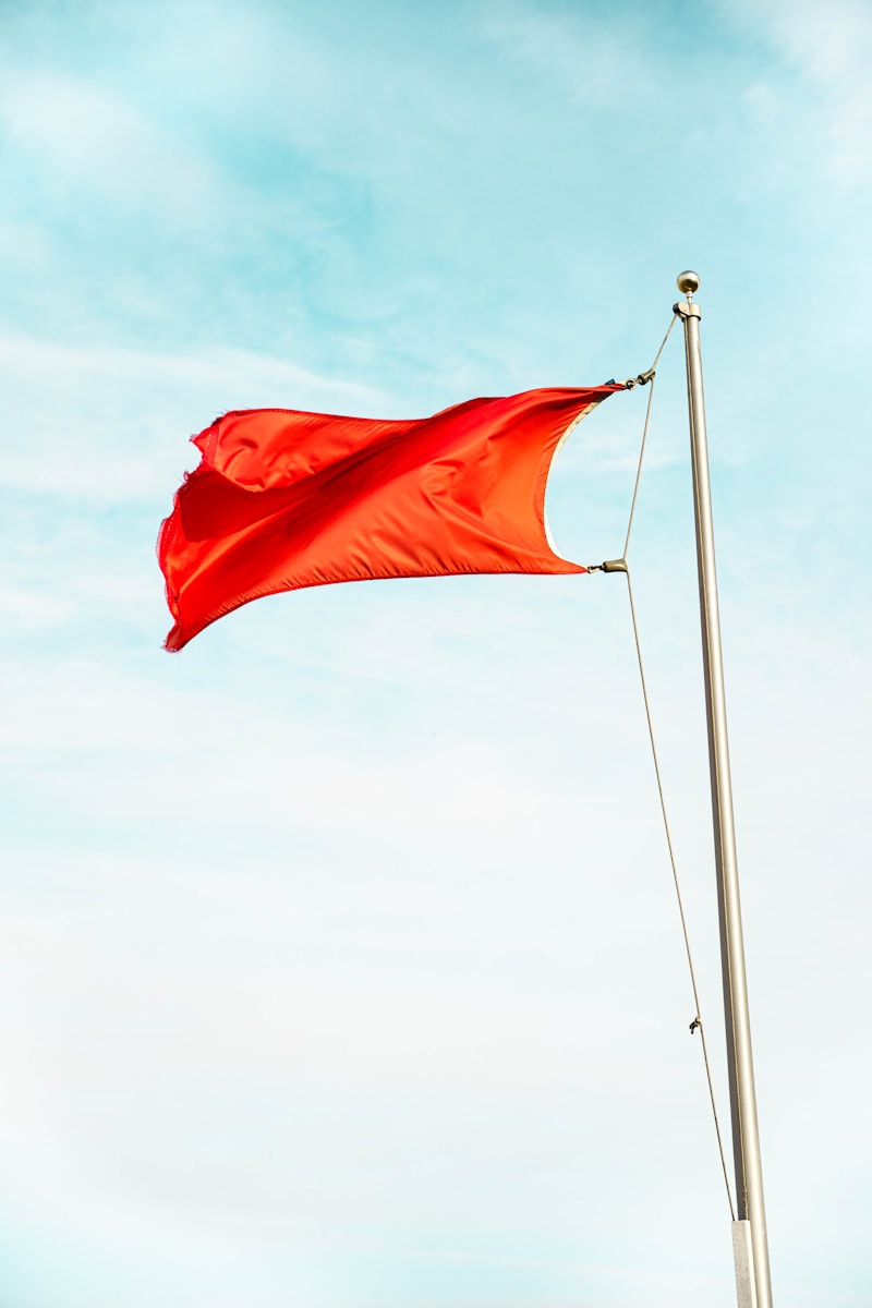 Drapeau rouge, symbole d'avertissement