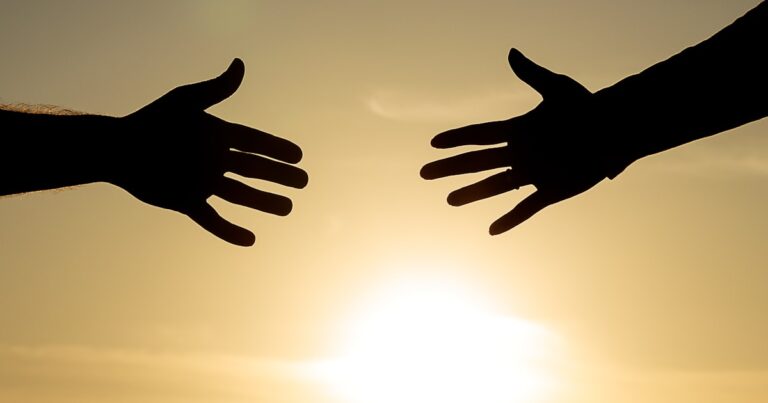Silhouette de mains, symbole de rencontre et de connexion