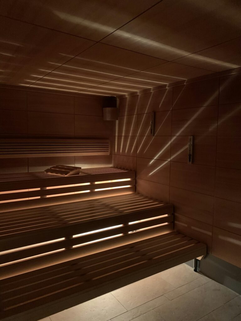 Intérieur de sauna en bois vide avec bancs, ambiance chaleureuse