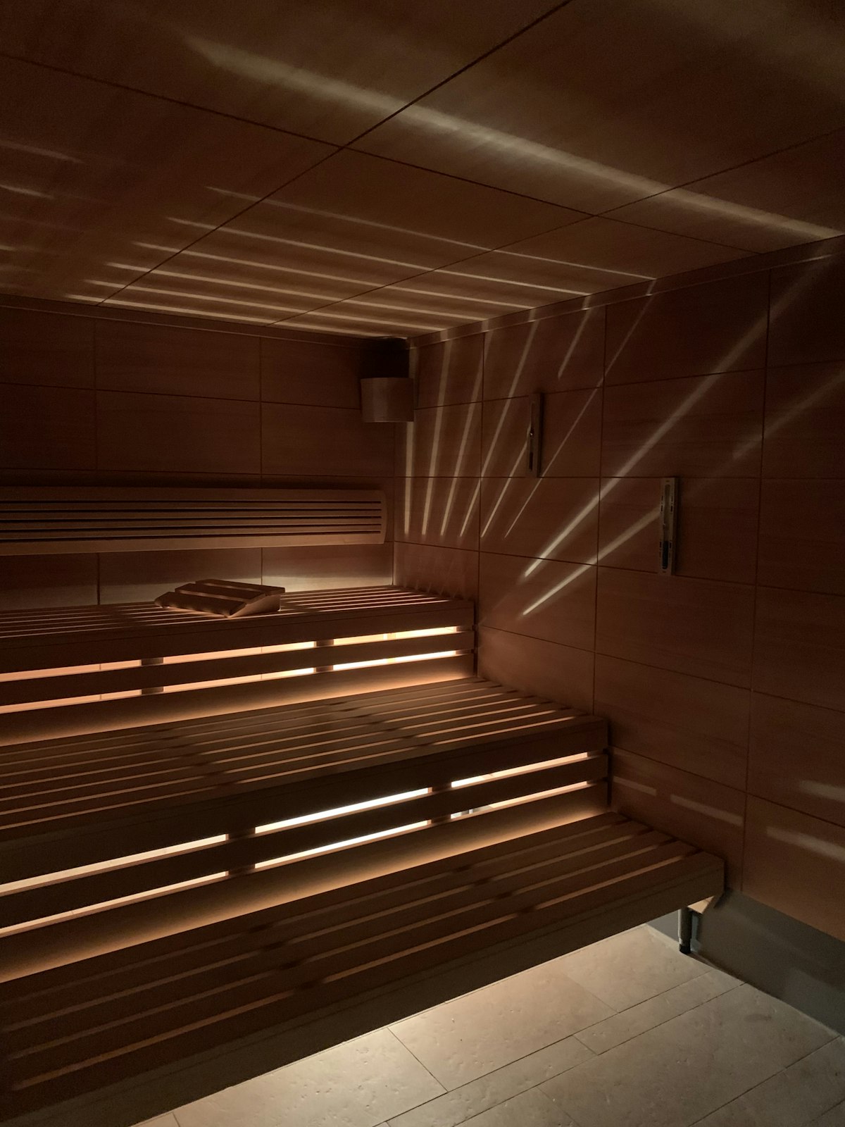 Intérieur de sauna en bois vide avec bancs, ambiance chaleureuse