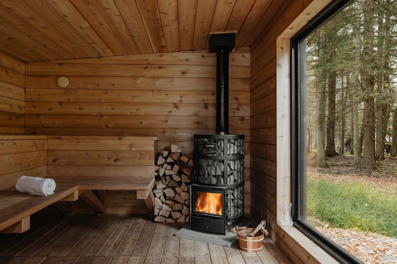 Poêle à bois dans un sauna traditionnel