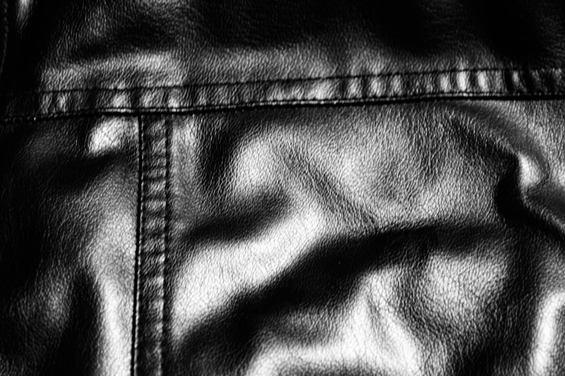 Gros plan de cuir noir avec détails de couture