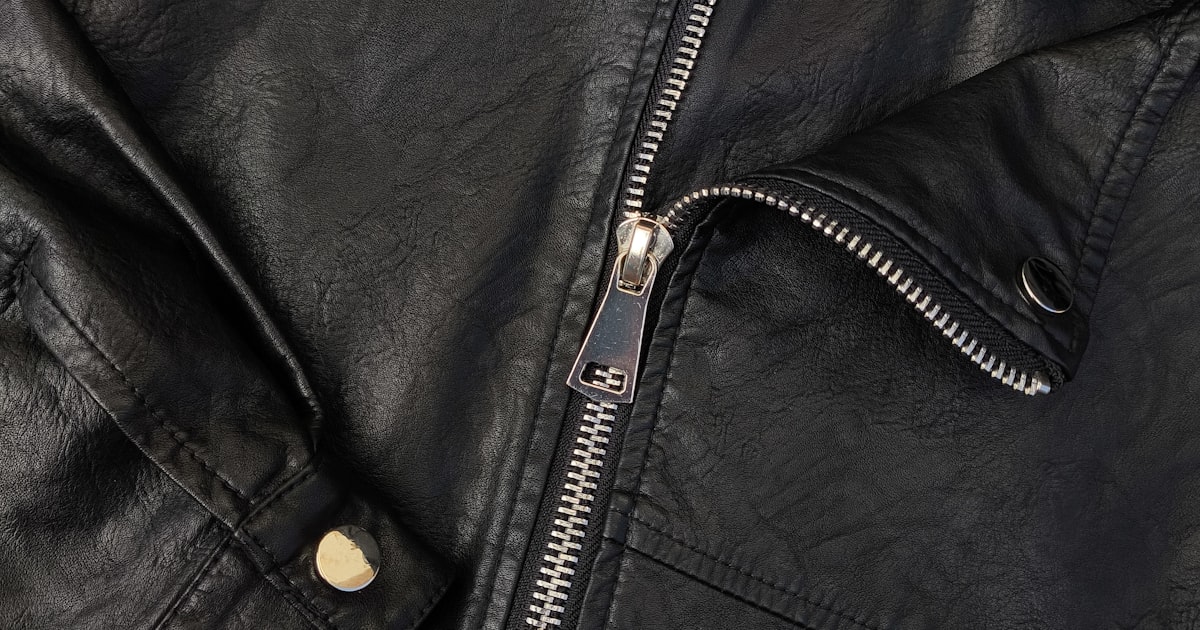 Veste en cuir noir avec fermeture éclair, ambiance fétichiste